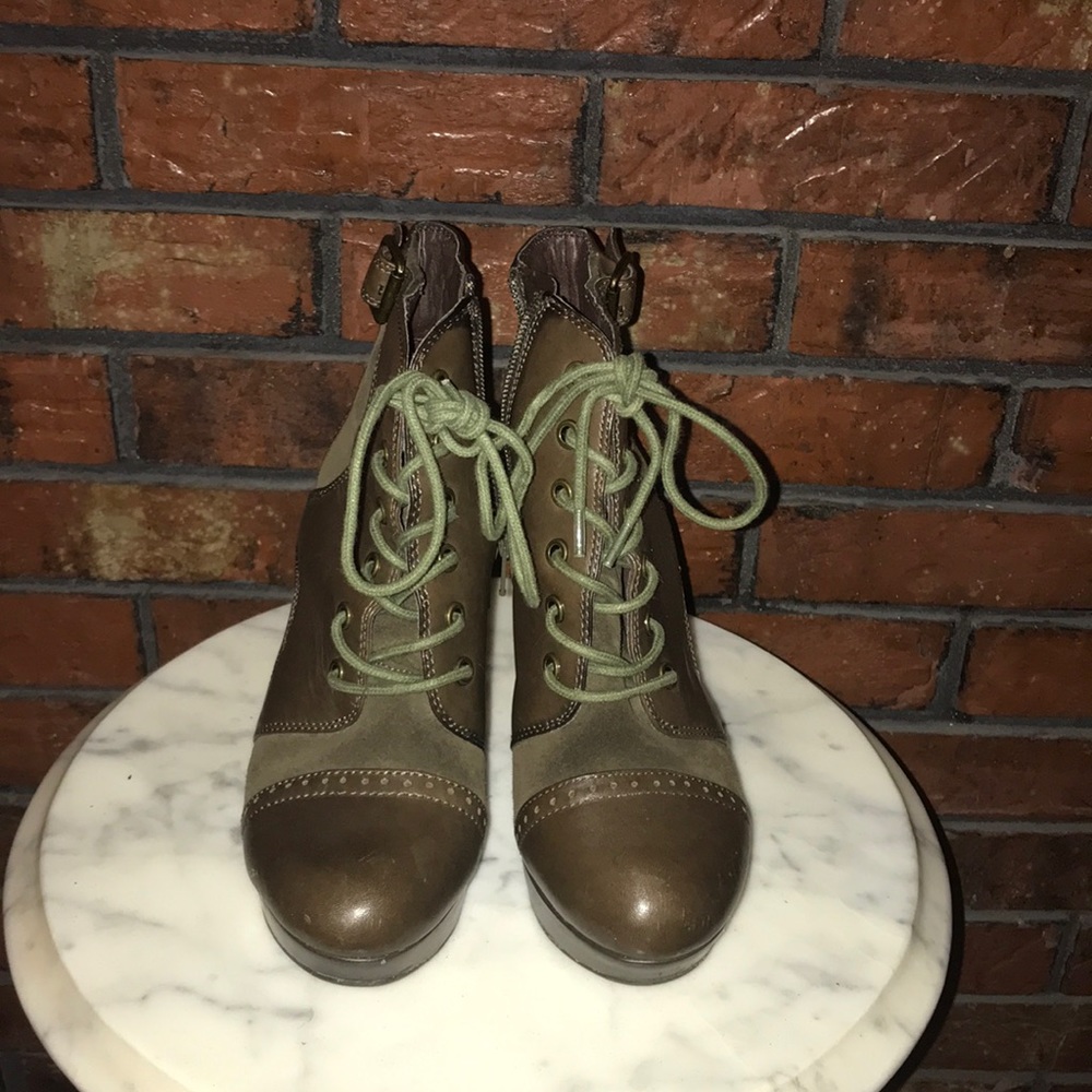Wedged boots